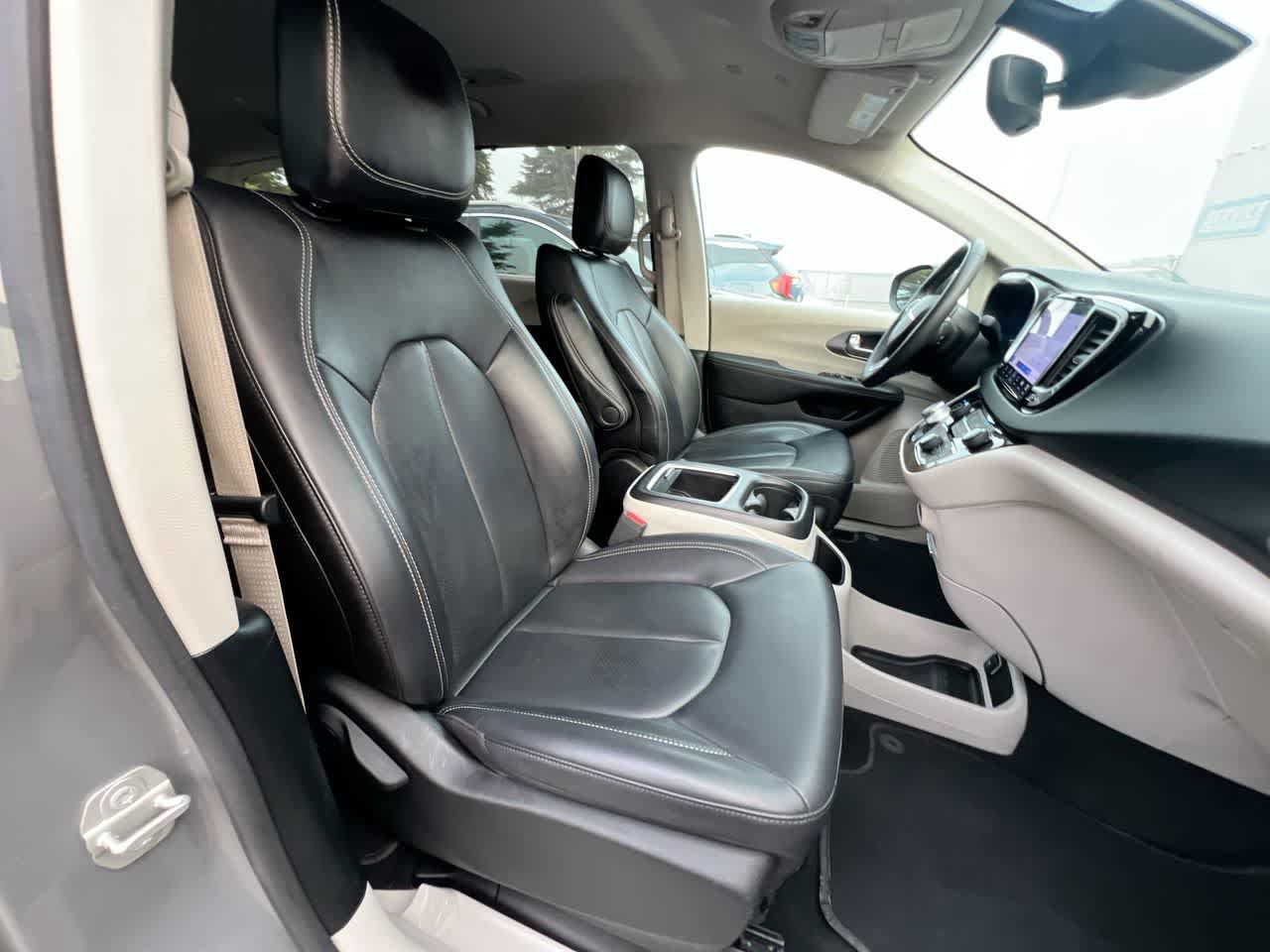 Used 2023 Chrysler Pacifica Touring-L FWD image 28