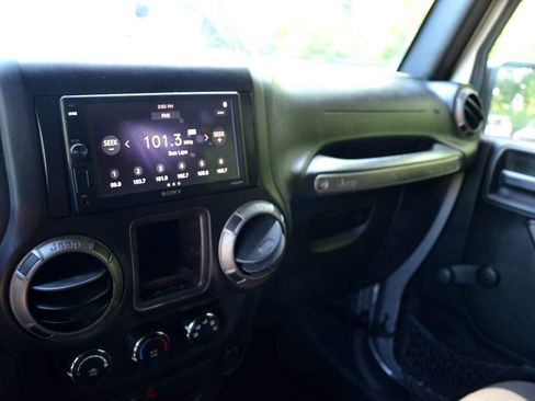 Used 2017 Jeep Wrangler Unlimited Sport w/ Connectivity Group AWD/4WD image 22