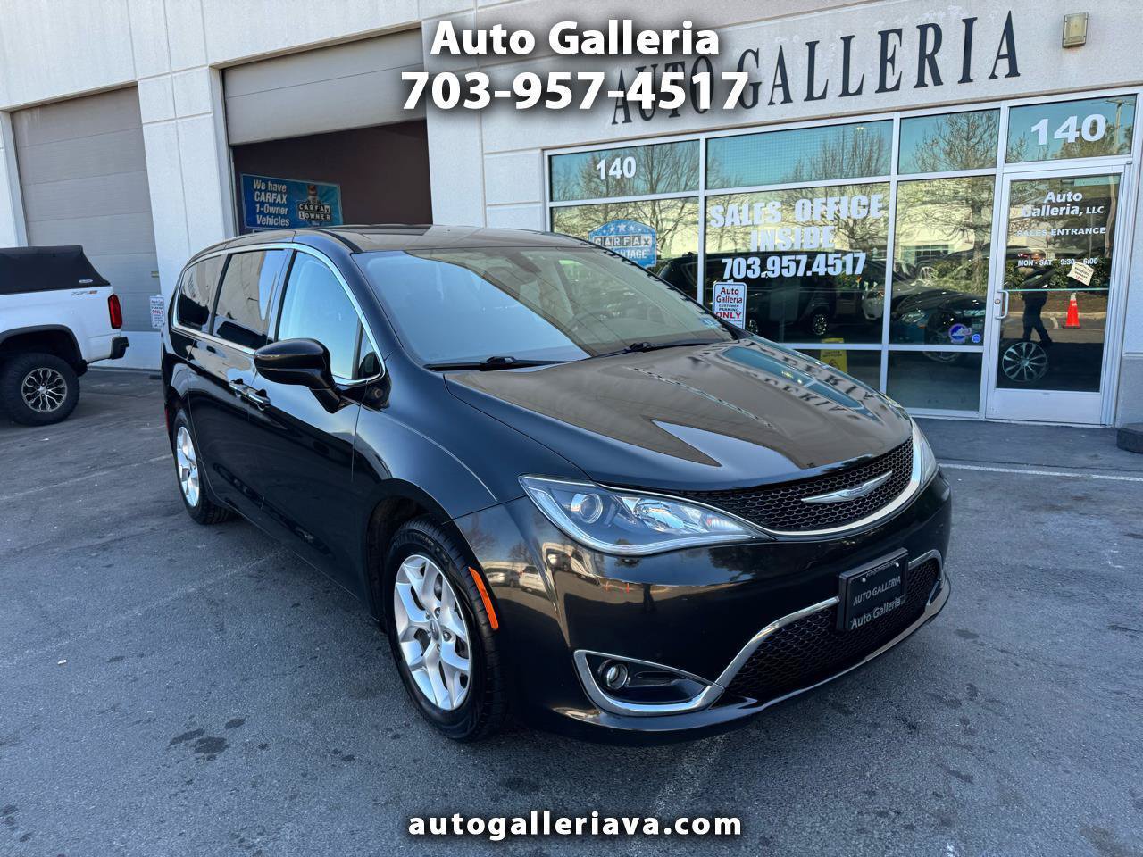 Used 2018 Chrysler Pacifica Touring Plus w/ Tire & Wheel Group FWD image 1