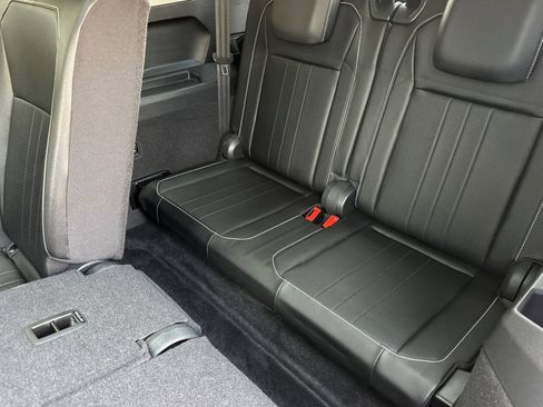 Used 2023 Volkswagen Tiguan SE w/ Panoramic Sunroof Package FWD image 15