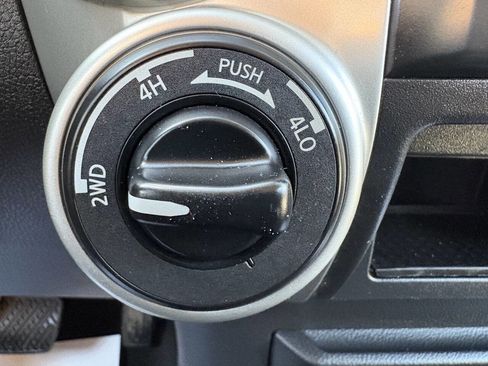 Used 2018 Nissan Titan SV image 34