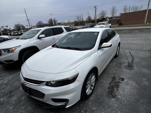 Used 2017 Chevrolet Malibu LT image 2