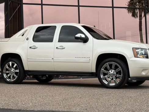 Used 2013 Chevrolet Avalanche LTZ AWD/4WD image 16