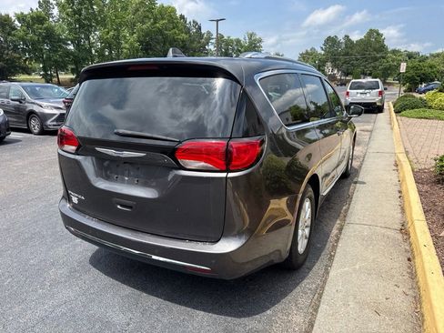Used 2020 Chrysler Pacifica Touring-L FWD image 3