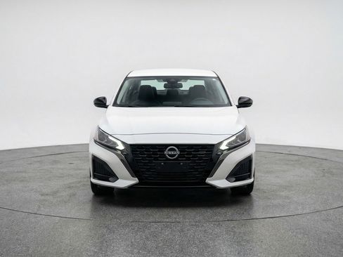 Used 2025 Nissan Altima 2.5 SV FWD image 2