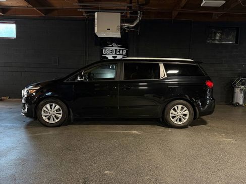 Used 2018 Kia Sedona LX w/ LX Essentials Premium Package FWD image 2