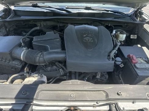 Used 2020 Toyota Tacoma SR5 AWD/4WD image 19