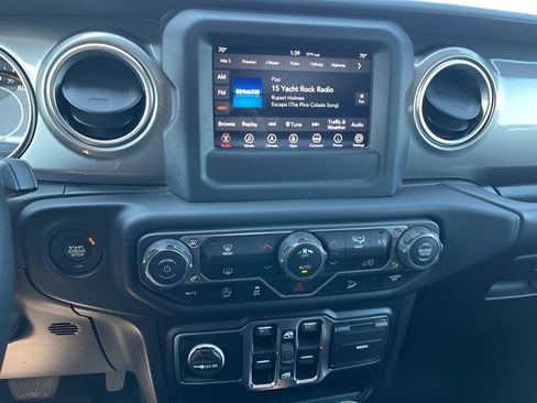 Used 2019 Jeep Wrangler Unlimited Sahara AWD/4WD image 10