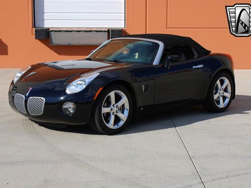 Used 2006 Pontiac Solstice Convertible w/ Premium Package image 2