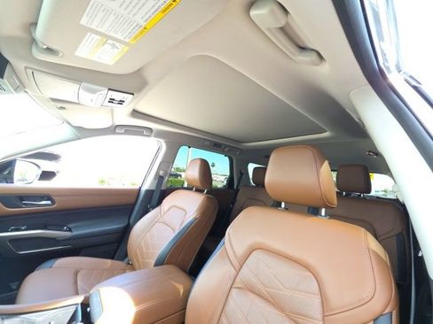 Used 2025 Nissan Pathfinder Platinum w/ Cargo Package image 14