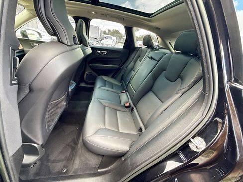 Used 2023 Volvo XC60 B5 Plus image 27