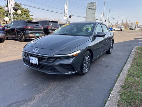 Used 2024 Hyundai Elantra SEL FWD image 3