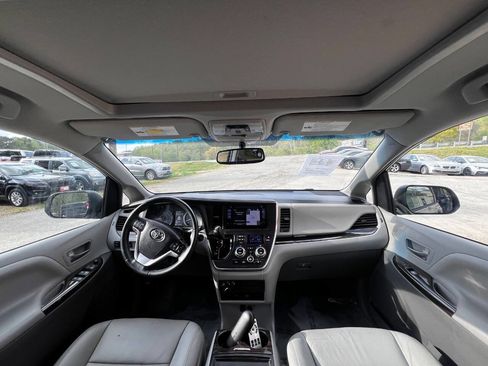 Used 2017 Toyota Sienna XLE Premium image 13