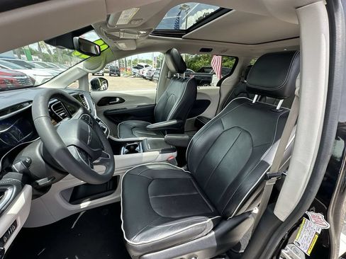 Used 2023 Chrysler Pacifica Limited FWD image 19