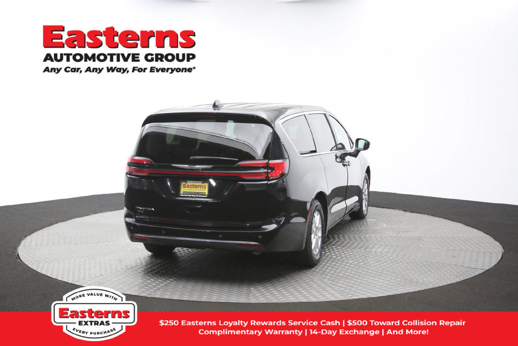 Used 2023 Chrysler Pacifica Touring-L FWD image 42