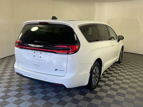 Used 2023 Chrysler Pacifica Touring-L FWD image 7
