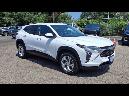 Certified 2024 Chevrolet Trax LS w/ LS Convenience Package FWD image 2