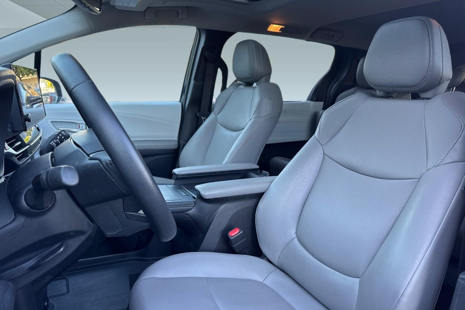 Used 2026 Toyota Sienna XLE FWD image 5