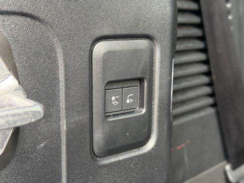 Used 2023 Land Rover Defender 130 SE image 28