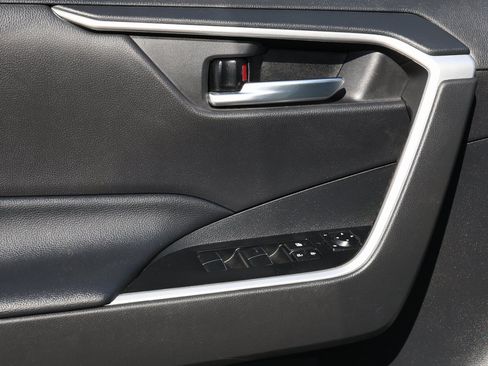 Used 2021 Toyota RAV4 XLE Premium image 29