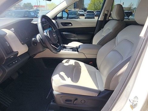 Used 2024 Nissan Pathfinder SL w/ Black Appearance Package AWD/4WD image 24