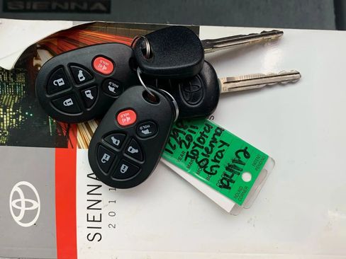 Used 2011 Toyota Sienna LE image 35