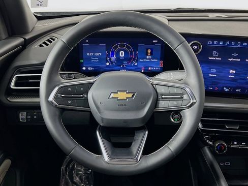 Used 2025 Chevrolet Traverse LT image 11