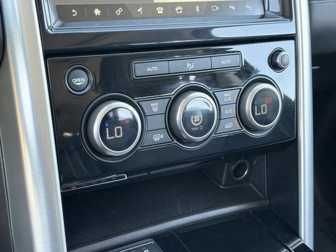 Used 2020 Land Rover Discovery HSE image 17