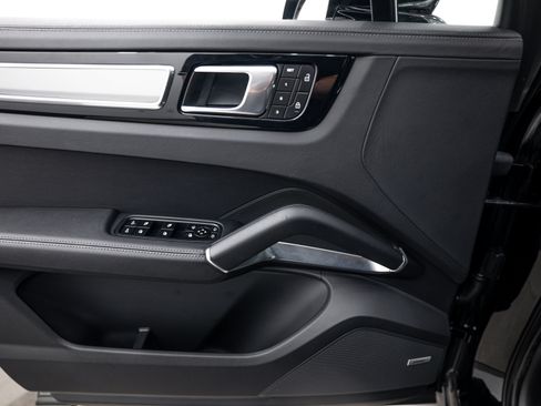 Certified 2023 Porsche Cayenne Turbo AWD/4WD image 18