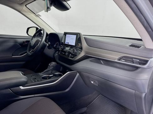 Used 2023 Toyota Highlander LE image 32