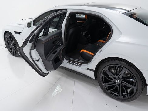 Used 2025 Bentley Flying Spur Plug-In Hybrid image 20