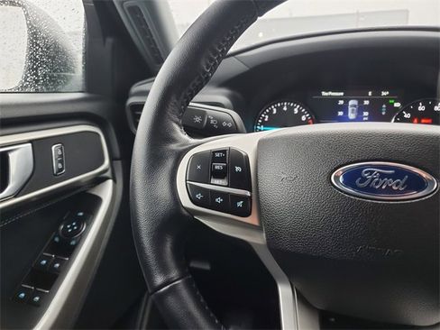 Used 2022 Ford Explorer XLT image 13