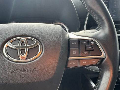 Used 2021 Toyota Highlander LE AWD/4WD image 19