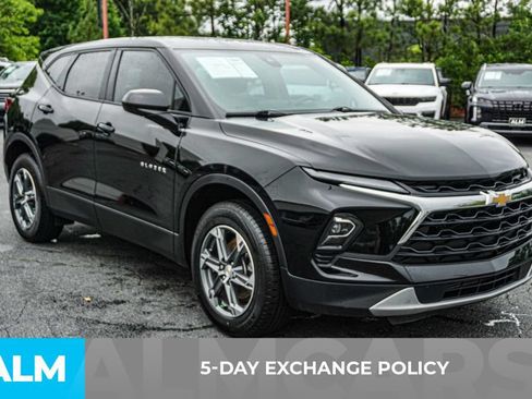 Used 2025 Chevrolet Blazer LT FWD image 3