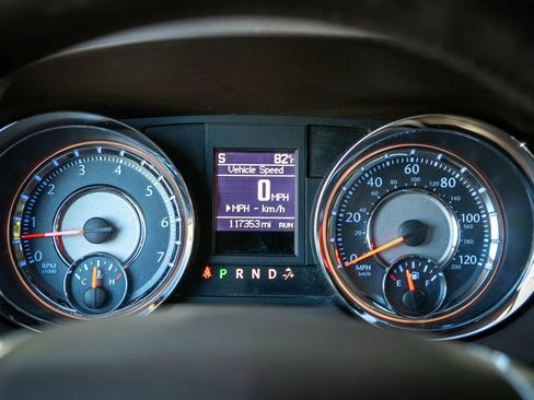 Used 2013 Chrysler Town & Country Touring-L w/ Driver Convenience Group FWD image 32