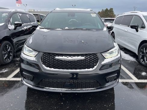 New 2026 Chrysler Pacifica Select w/ S Appearance Package image 2