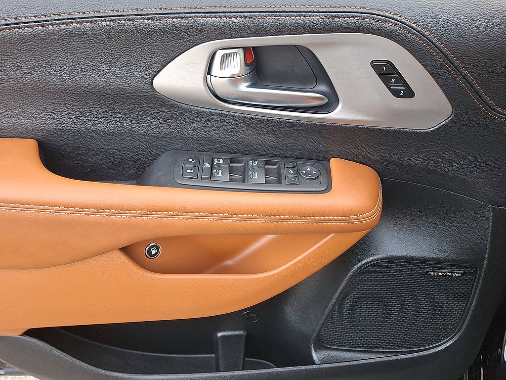 Used 2025 Chrysler Pacifica Pinnacle FWD image 16
