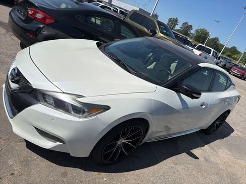 Used 2017 Nissan Maxima Platinum w/ Medallion Package FWD image 3