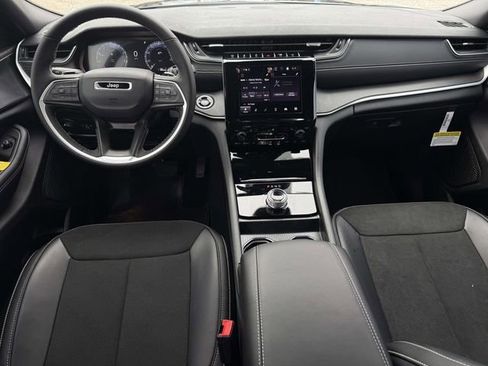 New 2025 Jeep Grand Cherokee Laredo image 5