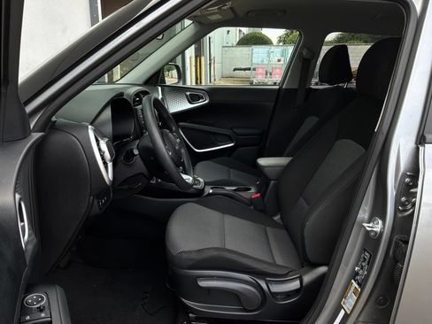 Used 2025 Kia Soul LX w/ LX Technology Package FWD image 10
