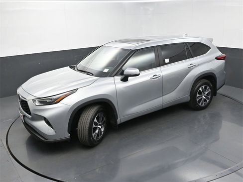 Used 2023 Toyota Highlander XLE image 35