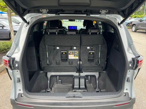 Certified 2025 Toyota Sienna XLE Woodland Edition AWD/4WD image 9