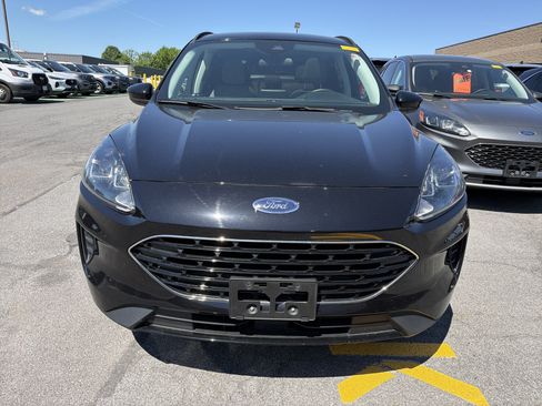 Used 2022 Ford Escape SE w/ SE Sport Appearance Package AWD/4WD image 3