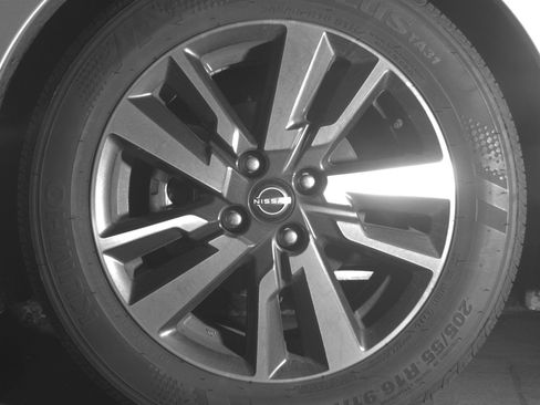Used 2025 Nissan Versa SV FWD image 15