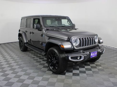 Used 2025 Jeep Wrangler Unlimited Sahara AWD/4WD image 24