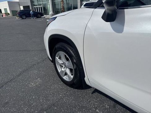 Certified 2024 Toyota Highlander LE AWD/4WD image 10