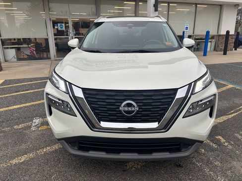 Used 2023 Nissan Rogue SL w/ SL Premium Package image 2