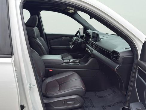 Used 2025 Honda Pilot Black Edition image 22