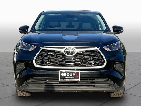 Used 2023 Toyota Highlander L FWD image 4