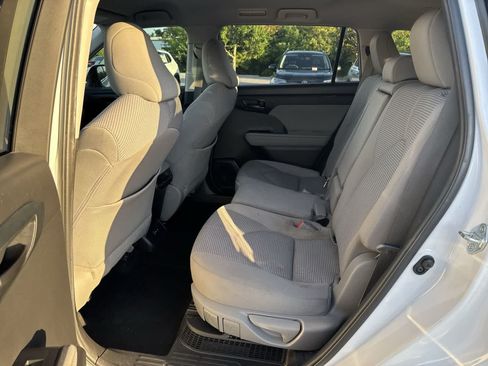 Used 2022 Toyota Highlander LE AWD/4WD image 26